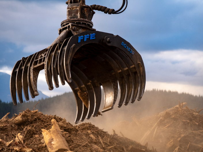 The Falcon Slash Grapple Rake fits around two of the most common sizes of Ensign grapple and an independent study shows that it can reduce the laborious task by as much as one hour a day, whilst improving safety and environmental outcomes.